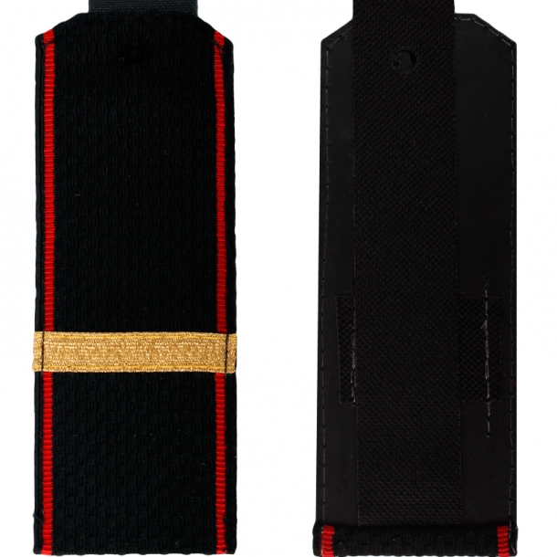 Погоны ВМФ Старший Матрос на куртку Материал: полиэстер, пластик;Крепление: лента, пуговица (в комплект не входит);Цвет: черный, золотой, красный;Тип фурнитуры: повседневные;Тип погон: съемные;
Нашивка: лычки из шелкового галуна;
Окантовка: красный кант (2 мм);
Форма погон: трапецевидные;Вид фурнитуры: на куртку;Производство: Россия.