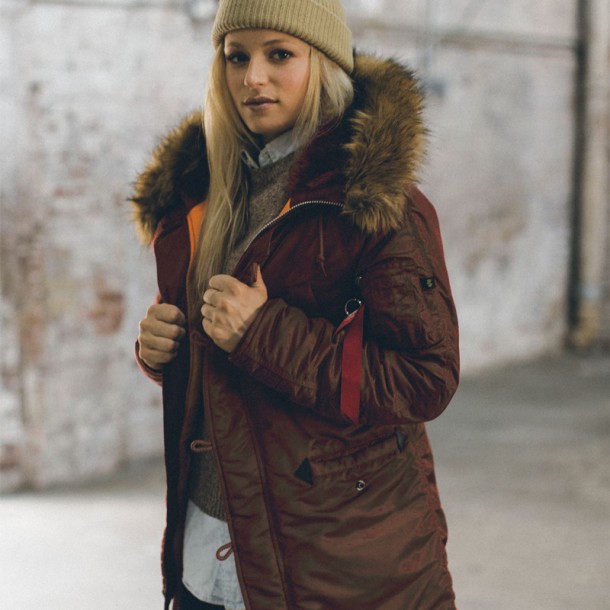 kurtka_alpha_industries_n_3b_w_parka_cocoa.jpg Куртка Alpha Industries N-3B W Parka Cocoa Сезон: зима;Материал: нейлон, полиэстер;Утеплитель: полиэфирное волокно;Опушка: искусственный мех;Температурный режим: от 0°С до -25°С;Цвет: Cocoa (коричневый);
Производитель: Alpha Industries (США).