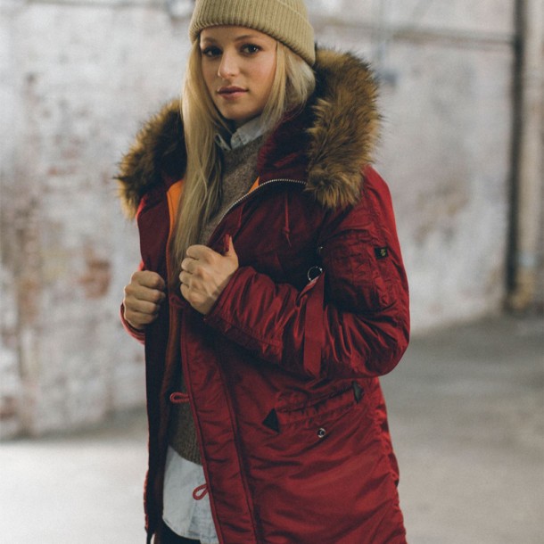 zhenskaya_alyaska_alpha_industries_n_3b_w_parka_commander_red_3.jpg Женская аляска Alpha Industries N-3B W Parka Commander Red Материал: 100% водоотталкивающий нейлон;
Утеплитель: полиэфирное волокно;
Опушка: искусственный мех;
Температурный режим: от 0°С до -25°С;
Цвет: Commander Red (красный);
Производитель: Alpha Industries (США).
